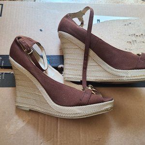 New Unworn Block heel sandals size 5.5 brown color